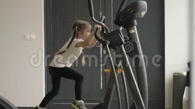 小女孩在健身房里从事<strong>健身器</strong>材。